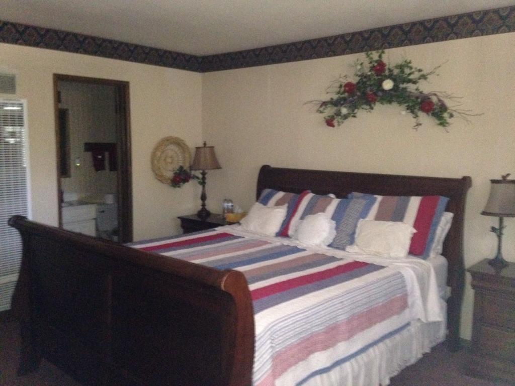 Switzerland Haus Bed And Breakfast Inn Биг Беър Лейк Стая снимка