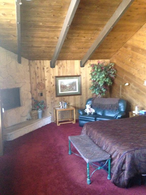 Switzerland Haus Bed And Breakfast Inn Биг Беър Лейк Стая снимка