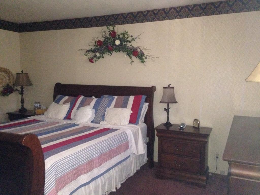 Switzerland Haus Bed And Breakfast Inn Биг Беър Лейк Стая снимка