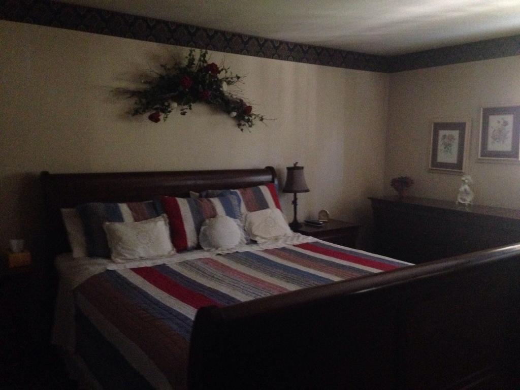 Switzerland Haus Bed And Breakfast Inn Биг Беър Лейк Стая снимка