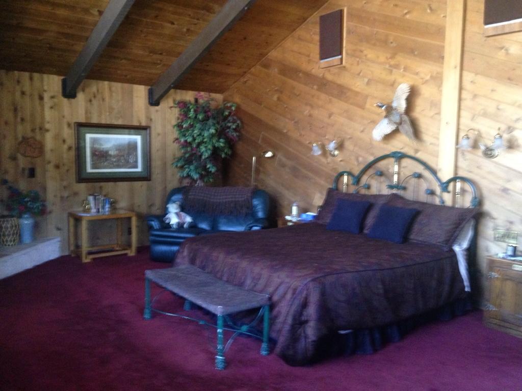 Switzerland Haus Bed And Breakfast Inn Биг Беър Лейк Стая снимка