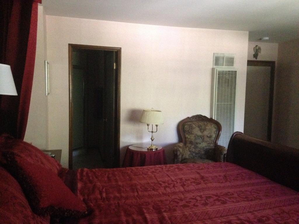 Switzerland Haus Bed And Breakfast Inn Биг Беър Лейк Стая снимка
